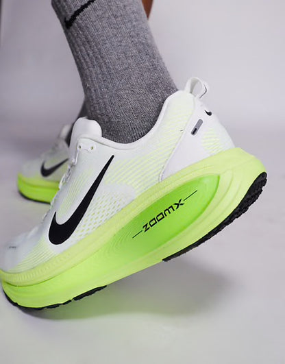 Nike Vomero 18 - white and electric green