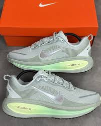 Nike Vomero 18 - Light Silver/Barely Volt